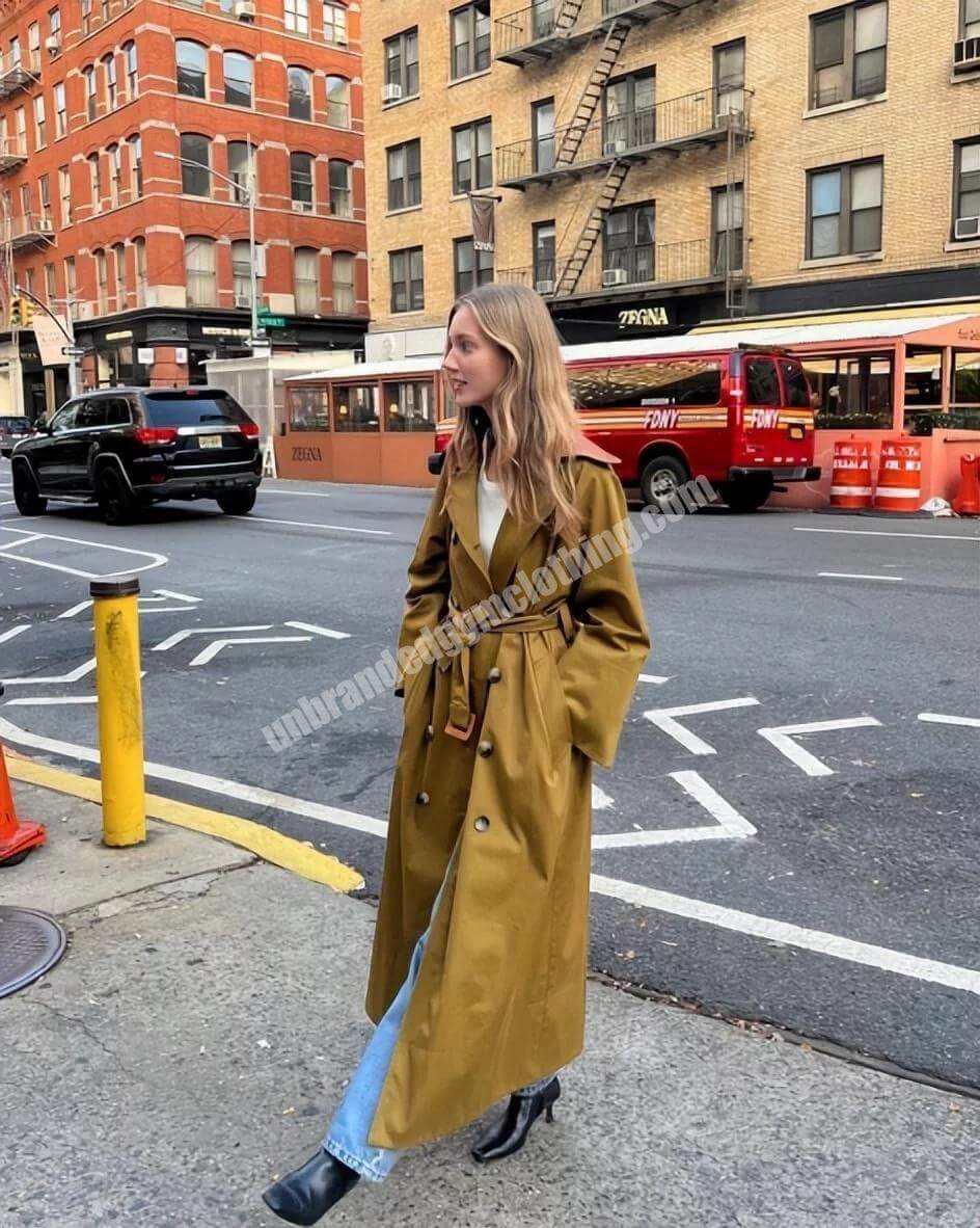  Amalie: A True Trench Coat Wearer